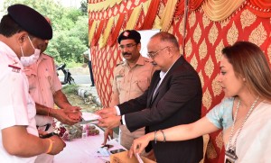 Mr Harish Singla giving the Mask