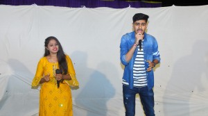 Itsashmusic performing ‘Sapna Jahan’ with his co-performer Roshni.