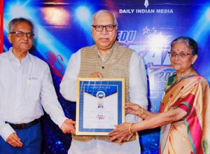 Dr. S Y Quraishi receiving the Dr. Malay Chaudhuri Memorial Lifetime Achievement Award