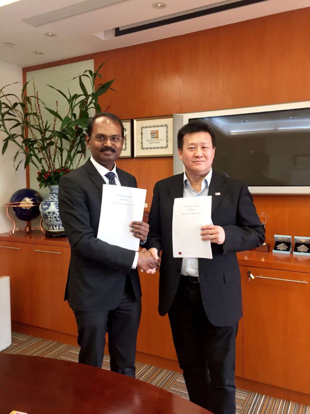 Rajalingam R CEO Aberame and Steven Yap CEO M800 signing a strategic reseller partnership Rajalingam R CEO Aberame and Steven Yap CEO M800 signing a strategic reseller partnership