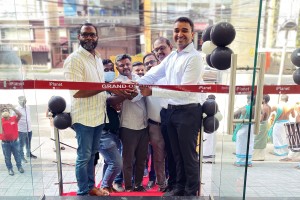 iPlanet Vytilla store ribbon cutting by Raakesh Ramanand, Managing Director