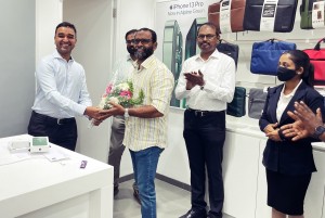 Raakesh Ramanand, Managing Director congratulates first customer at iPlanet, Vytilla, Kochi