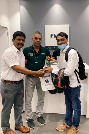 Sriram-Retail Head & Sahay-Business Head congratulates First Customer at iPlanet-Forum Shantiniketan