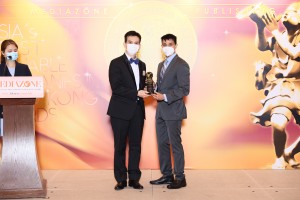 Founder of eTACSEN Terence Yeung receives his award from Mediazone