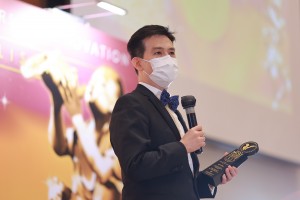 Founder of eTACSEN Terence Yeung receives his award from Mediazone
