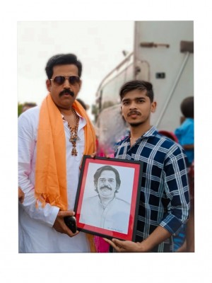 Famous young painter Vaibhav Kumar Sharma with Ravi kishan