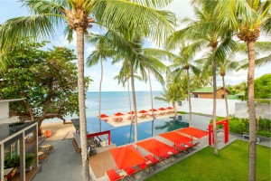 Explorar Koh Phangans main pool area provides direct beach access to Haad Rin beach