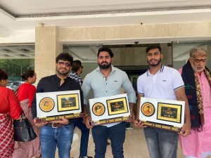 Raj Mahajan received award from Kumar Vish