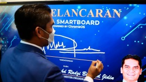 YB Datuk Dr Mohd Radzi bin Md Jidin officially pre launched Arvia Smartboard ArviaOS