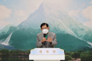 Chairman Lee exhorts the audience to verify with the scriptures