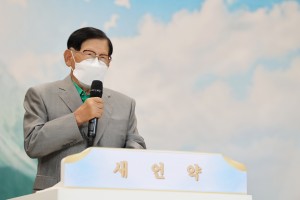 Chairman Lee explains about the book of Revelation to pastors