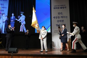 Chairman Lee carries flag at the Shincheonji Youth Volunteer WeAreOne Launch
