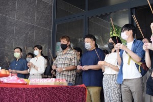 Kazuyuki Hagiwara and Keiya Okawa led their staff to the opening ceremony.