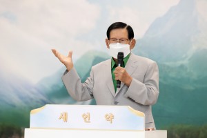 Chairman Lee explaining the testimony of Revelation