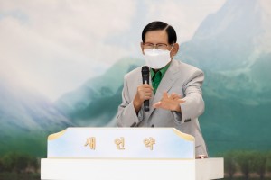 Chairman Lee explaining the testimony of Revelation