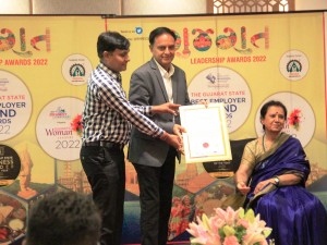 Mr Rajiv Bhatia receiving best employer award 1