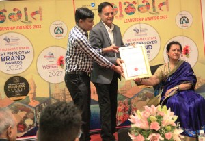 Mr Rajiv Bhatia receiving best employer award 2