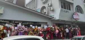 The grand opening flower stands were displayed along the front corridor