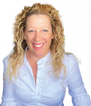 picture Elisha white shirt 4