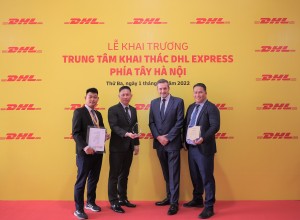 Mr. Travis Cobb, EVP, Global Network Aviation & Operations of DHL Express (left) receiving the 100