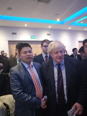 Ruiyou Lin with PM Boris Johnson 