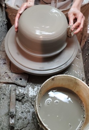 Handmaking Miriams clay pot