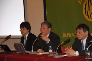  吉田正樹　東京慈恵会医科大学、賀来満夫 東北大学教授（感染制御・検査診断学）、松本哲哉 東京医大教授（微生物学）　 写真 1