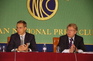  ユリ・ハカミエス経産相　　アレクサンデル・ストゥブ欧州・貿易相 写真 1