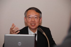 一橋大学大学院教授　 小川英治 写真 1