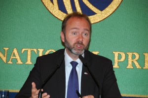 貿易産業相 トロン・ギスケ 写真 1