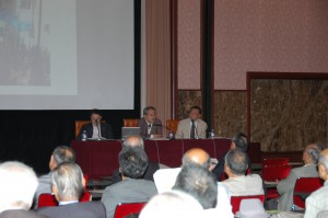  平田直・部会長（東京大学地震研究所教授）、中林一樹・副部会長（明治大学大学院特任教授） 写真 1