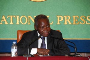 財務・経済計画相 コスティ・マニベ・ンガイ 写真 1