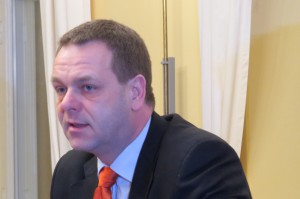 雇用経済相 ヤン・ヴァパーヴオリ 写真 1