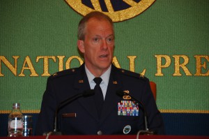 在日米軍司令部・第5空軍司令部法務部長（大佐） スティーブン・シュルーズベリー 写真 1