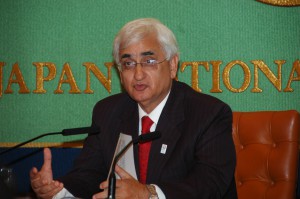 外相 サルマン・クルシード 写真 1