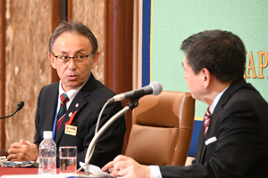 玉城デニー・沖縄県知事　会見 写真 3