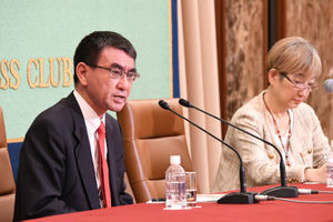 河野太郎外相　会見 写真 4