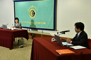 川本裕子・人事院総裁　会見 写真 3