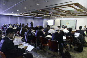 城内実経済財政担当相　会見 写真 4