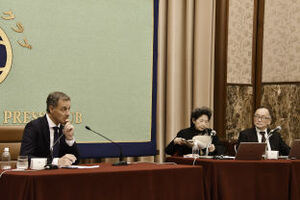 アレクサンダー・ドゥ＝クロー国連開発計画総裁　会見 写真 3