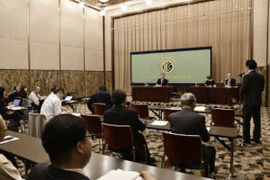 アレクサンダー・ドゥ＝クロー国連開発計画総裁　会見 写真 4