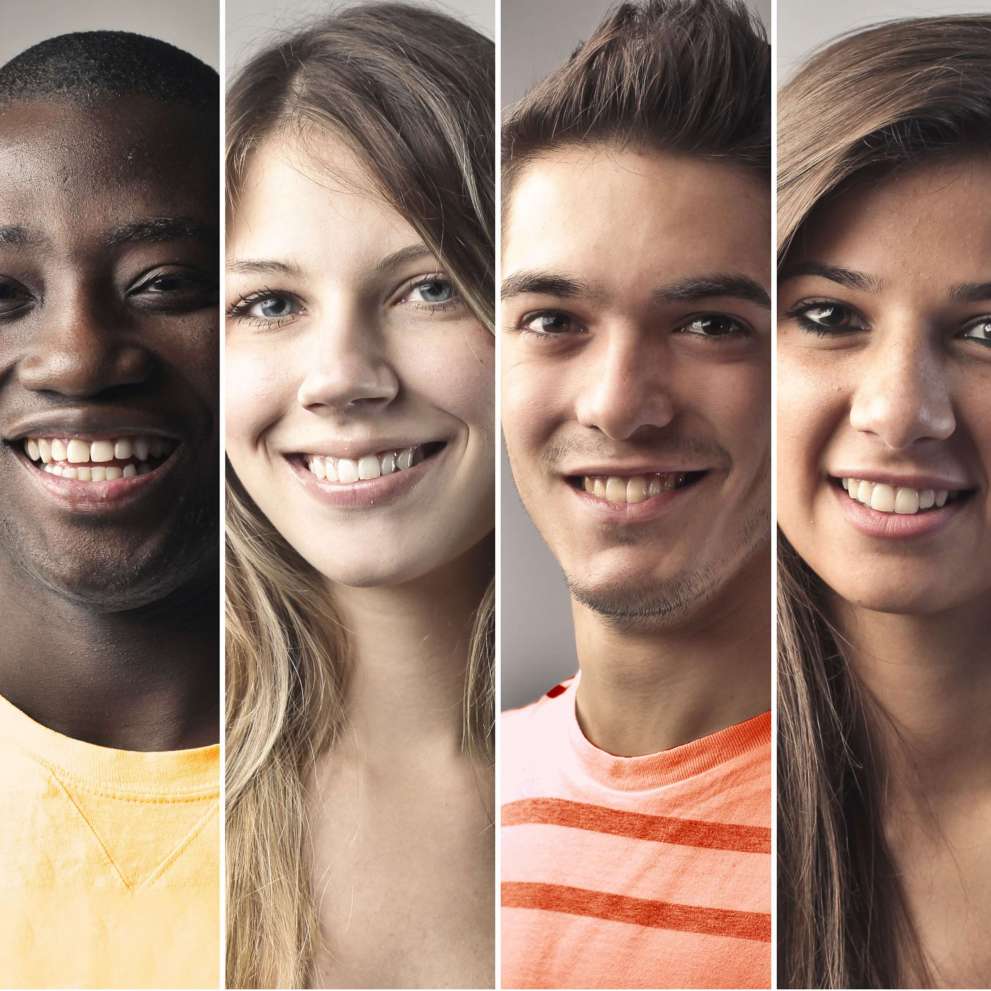 Los rostros sonrientes y diversos de seis jóvenes estudiantes