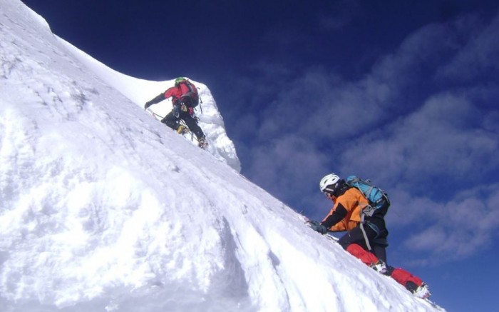 Climbing Urus 5,490m. + Ishinca 5,560m + Tocllaraju 6,030m / / Joinnus