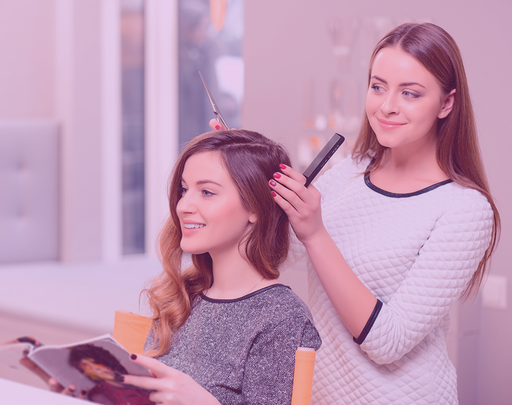 Emprendedora trabajando para mantener felices a sus clientes
