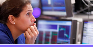 Mujer trabajando en empresa fintech