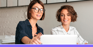 Mujeres revisando el plan financiero de su pyme