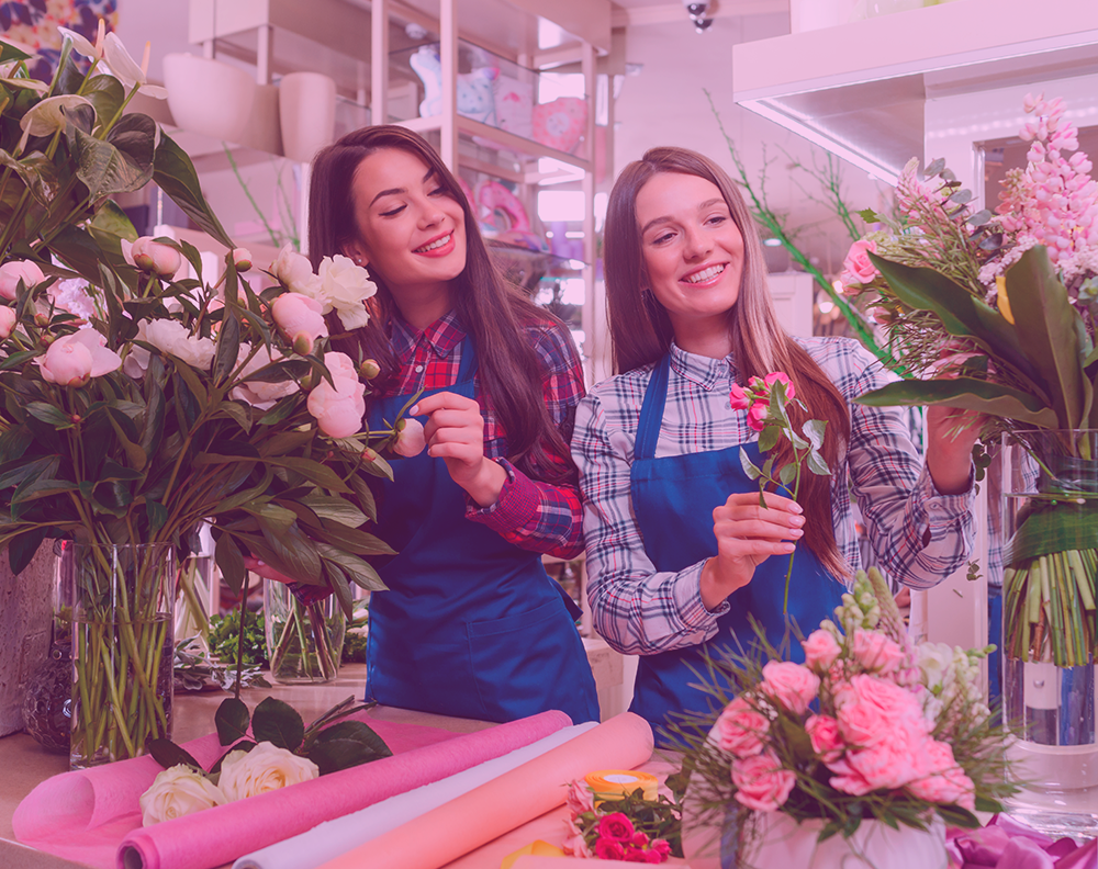 Trabajadoras preparando su negocio deflores en dia de las madres