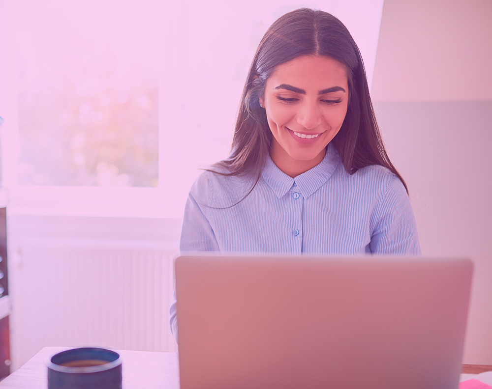 Mujer emprendedora creando campaña facebook ads