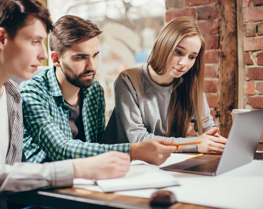 Jovenes emprendedores evaluando el impacto de los prestamos en linea para las pymes