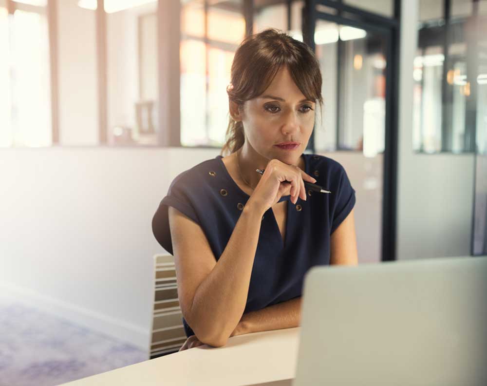 Mujer joven decidiendo entre pedir un crédito a un banco o a una fintech